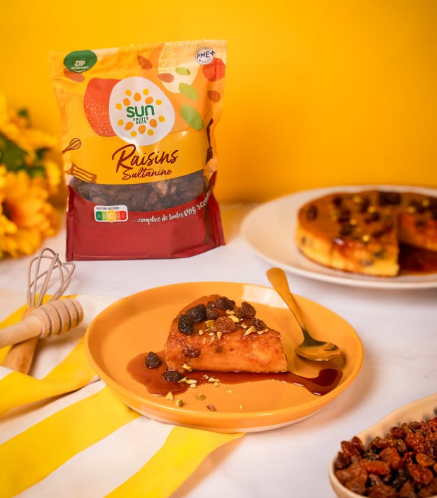Gâteau de semoule à la fleur d’oranger, raisins et pistaches