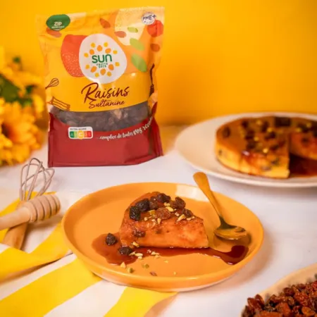 Gâteau de semoule à la fleur d’oranger, raisins et pistaches