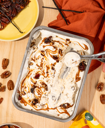 Glace maison à la vanille et aux noix de pécan caramélisées