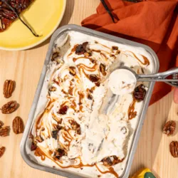 Glace maison à la vanille et aux noix de pécan caramélisées