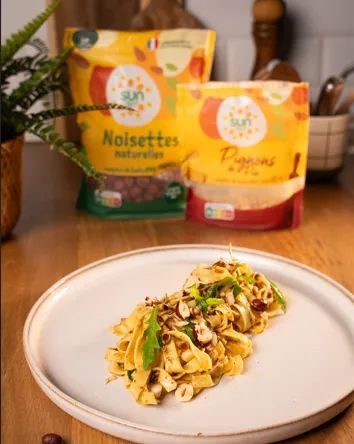 Tagliatelles au pesto rosso, pignons de pin et noisettes