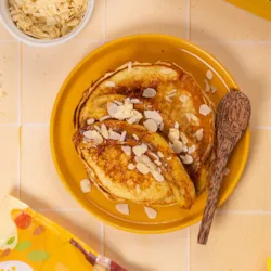 Pancakes ultra-moelleux, bananes caramélisées et amandes croquantes