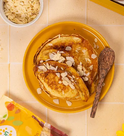Pancakes ultra-moelleux, bananes caramélisées et amandes croquantes