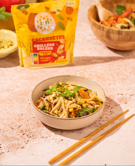 Salade croquante aux nouilles de riz et cacahuètes