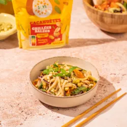 Salade croquante aux nouilles de riz et cacahuètes