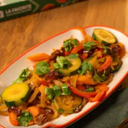 Poêlée de légumes épicés aux dattes fondantes