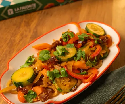 Poêlée de légumes épicés aux dattes fondantes