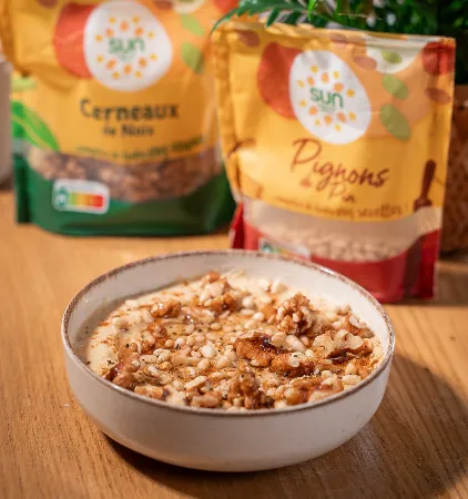 Houmous crémeux aux noix croquantes et pignons dorés
