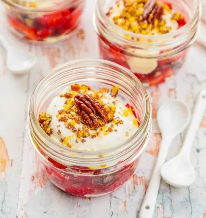 Tartare de fraises, noix de pécan caramélisées et chantilly ricotta